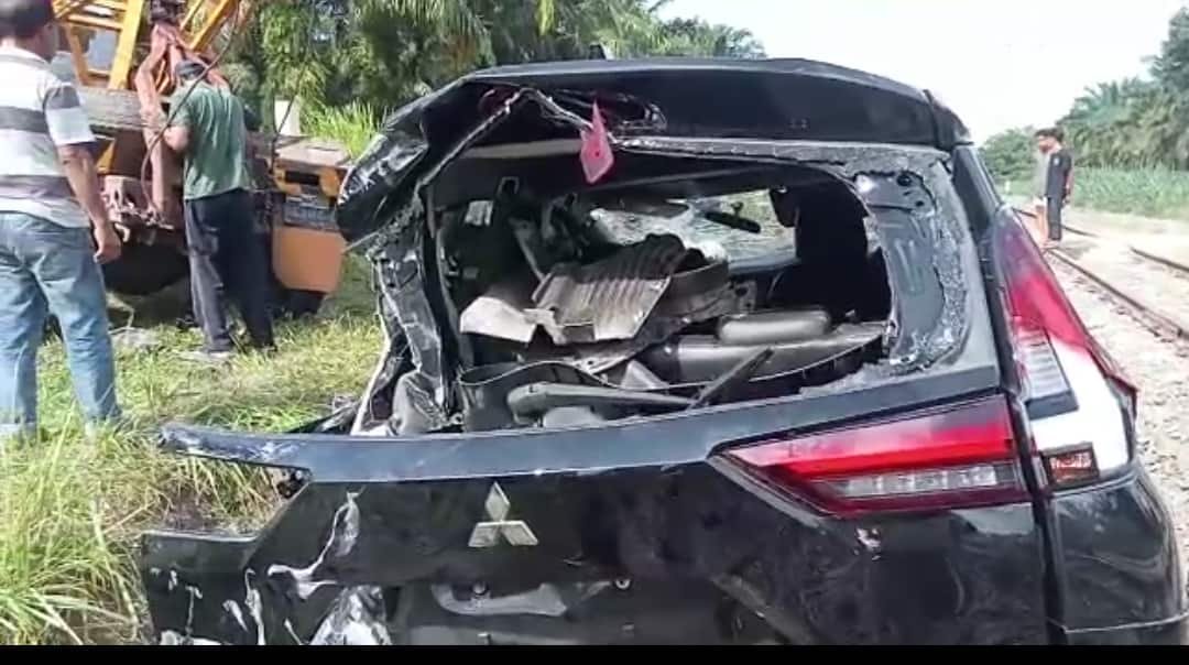 Kondisi mobil Xpander yang ringsek ditabrak Kereta Api Sri Bilah di lokasi kejadian