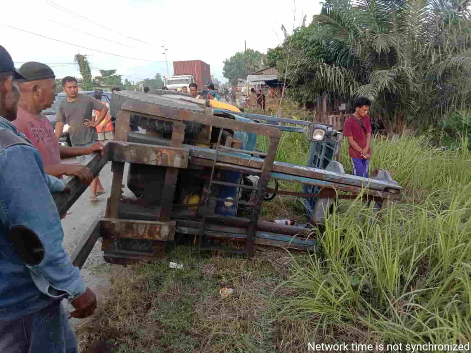 Mobil Forklift milik PT Samudera Kuala Tanjung yang terguling di Jalan Access Road Inalum, Desa Kuala Tanjung.