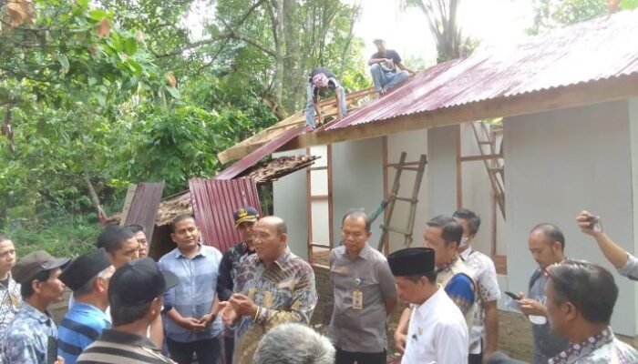 Plt Bupati Langkat Tinjau Bedah Rumah Warga: Semoga Meningkatkan Ibadah