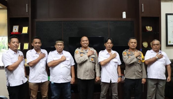 Semarakkan HUT Bhayangkara, Kapolres Sergai Dukung SMSI Tanam Pohon Tabebuya