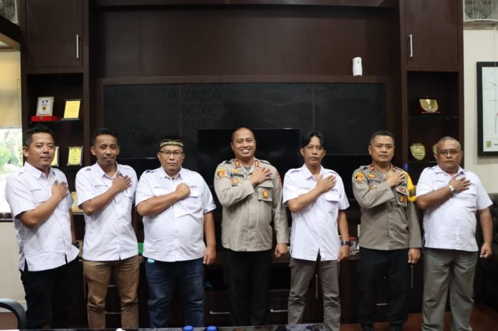 Semarakkan HUT Bhayangkara, Kapolres Sergai Dukung SMSI Tanam Pohon Tabebuya