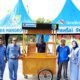 Vice Presiden CSR/TJSL PT INALUM, Ali Hasian dan staf, bersama Pimpinan Batu Bara Mangrove Park saat menyerahkan gerobak kepada Rahman.