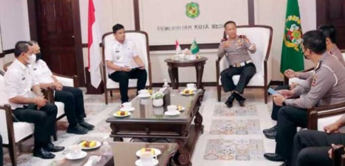 Wali Kota Medan Bobby Nasution saat menerima kunjungan Dirgakkum Korps Lalu Lintas (Korlantas) Polri Brigjen Pol Aan Suhanan di Balai Kota Medan.