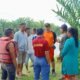 Kepala Desa Tanjung Muda, Khazeli bersama dengan tim Basarnas di pinggiran Sungai Dalu - Dalu. (Foto/Tim).