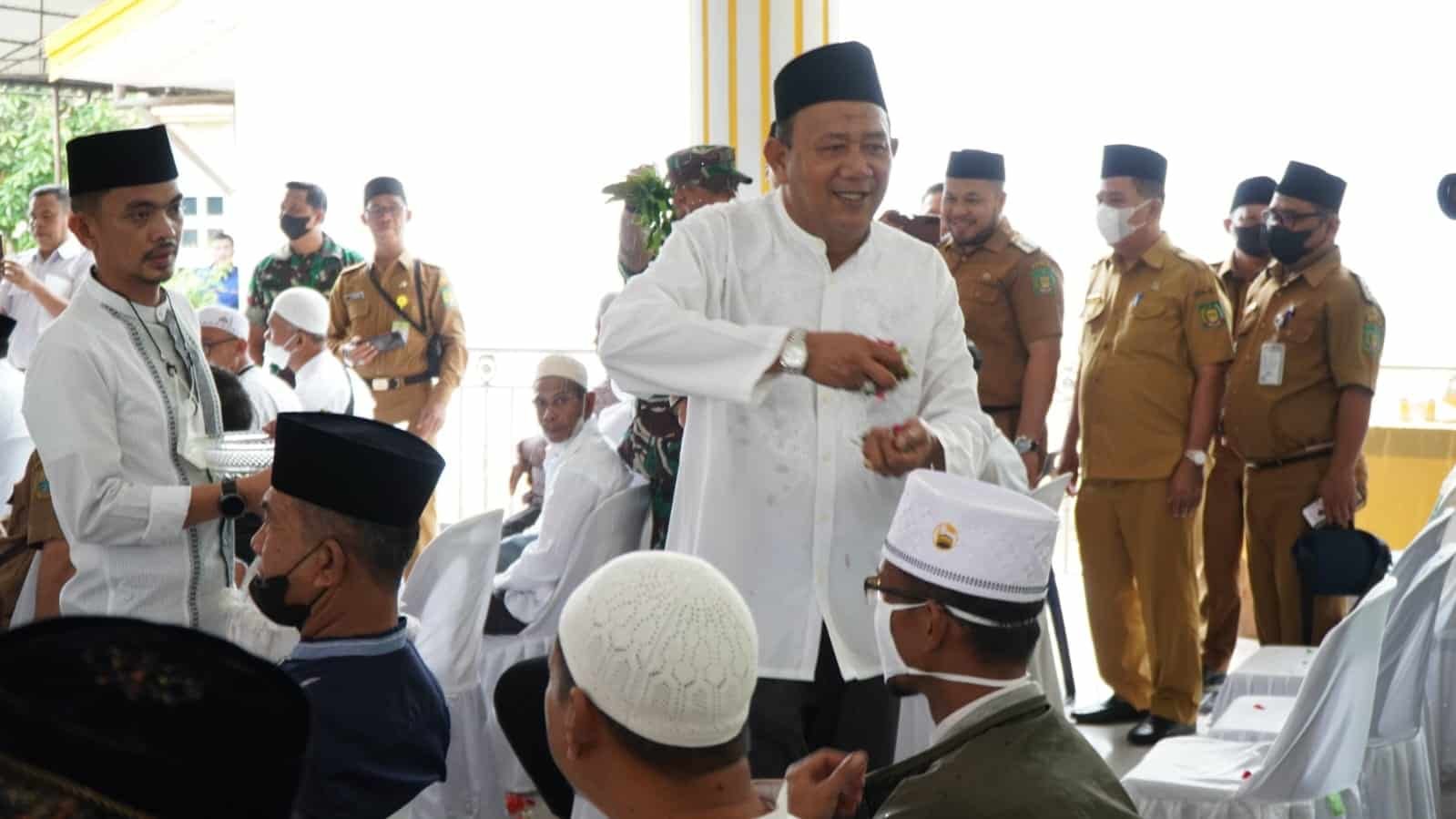 Plt Bupati Langkat Syah Afandin saat tempung tawar calon jemaah haji Langkat. (Foto/Humas).