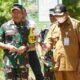 Plt Bupati Langkat Syah Afandin bersama Aspers Mabes TNI-AD Mayjen TNI Darmono Susastro SIP mewakili Panglima TNI Jenderal TNI M Andika Prakasa dan Pangdam I/ BB Mayjen TNI Ahmad Daniel Chardin SE MSi saat tinjau Pembangunan Jalan TMMD ke 113. (Foto/Humas).