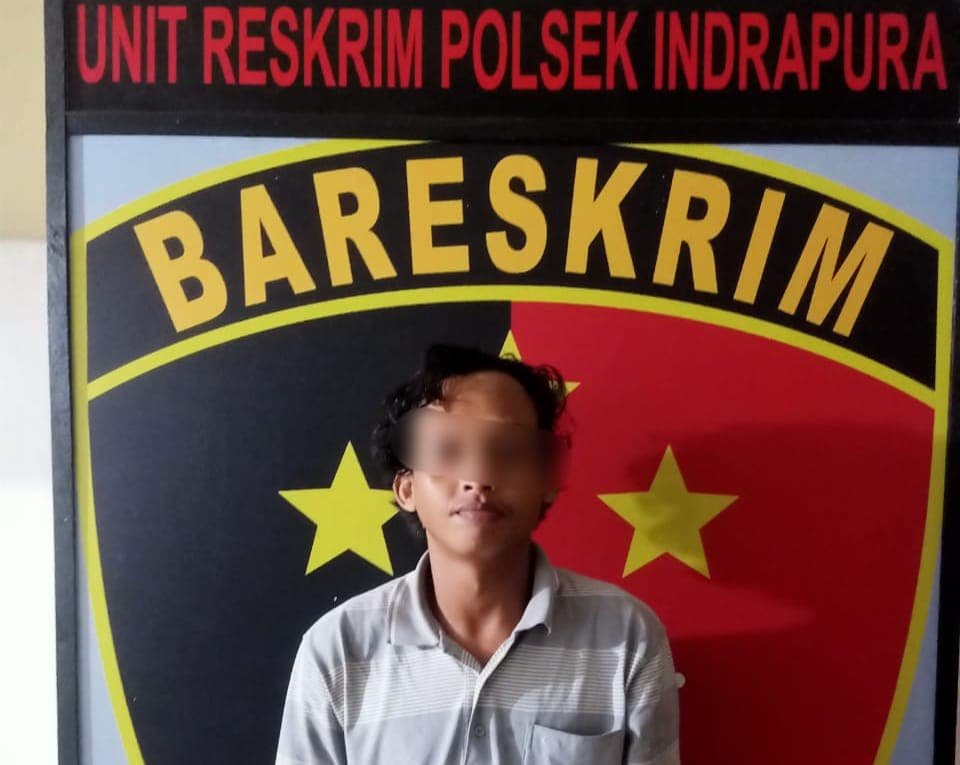 Pelaku jambret hp HP Wibowo, saat berada di Polsek Indrapura. (Foto/Tim).