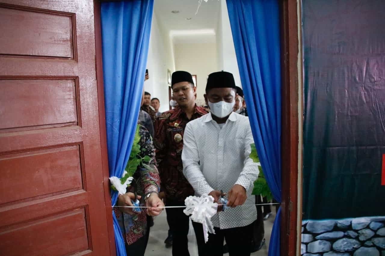 Launching Sentra Moderasi Beragama, ditandai pemotongan Pita oleh Bupati Sergai. (Foto/Humas).