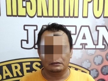 Pelaku penggelapan mobil pic up, Herman, kini mendekam di sel tahanan Mapolres Batu Bara. (Foto/Tim).