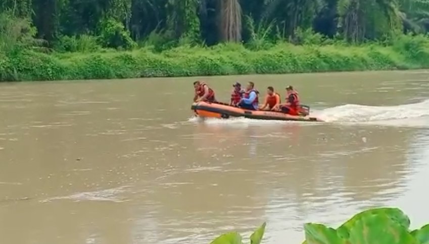 Tim Basarnas Asahan Tanjung Balai, BPBD Batu Bara, dan Samapta Poldasu, saat melakukan pencarian korban tenggelam. (Foto/Sholeh Pelka).