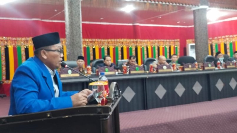 Bupati Dulmusrid dan Wakil Sazali yang habis masa jabatannya pada 21 Juli 2022. Saat menyampaikan sambutanya pada Rapat paripuna DPRK Aceh Singkil. (Foto/Rostani).