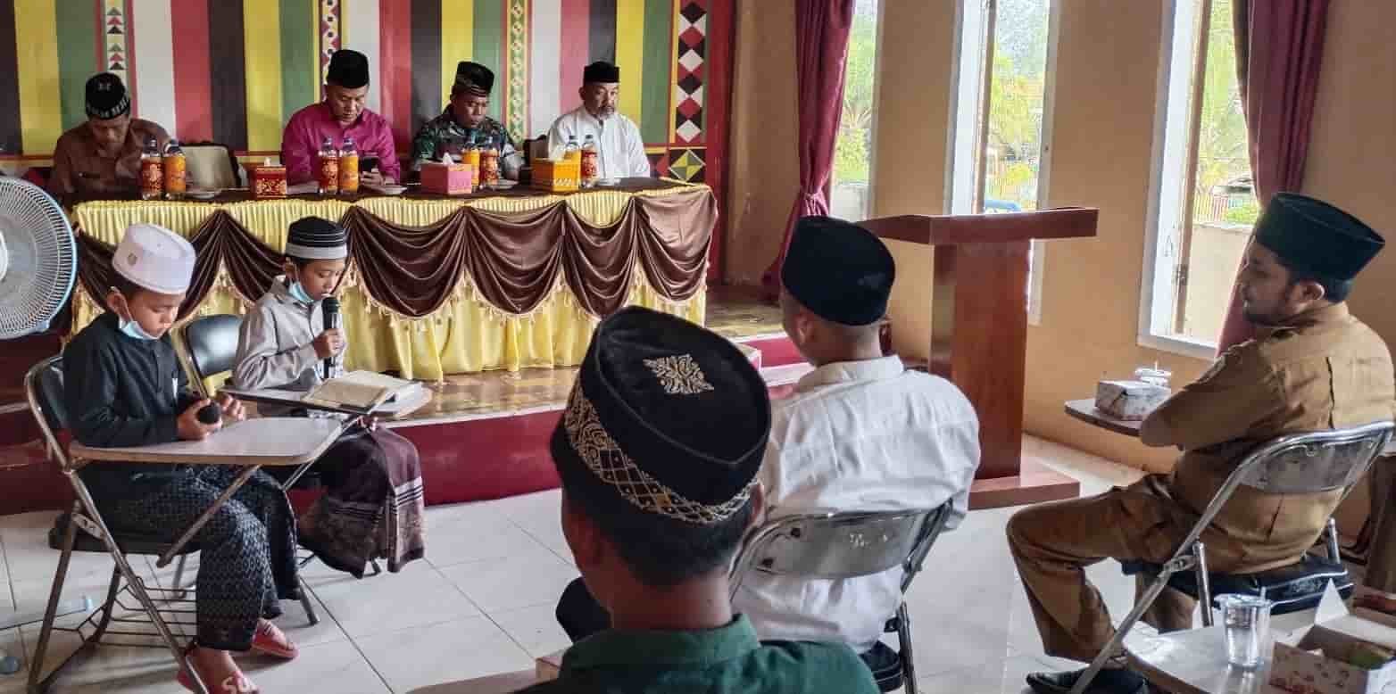 Pembacaan ayat suci Al-quraan yang dikumandangkan dua orang santri pada pembukaan lomba Tahfidz Quraan. (Foto/Rostani).