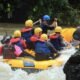 Tim pecinta arung jeram lagi menyalurkan hobynya mengarungi derasnya arus Sungai Asahan yang masih asri. (Foto/Istimewah).