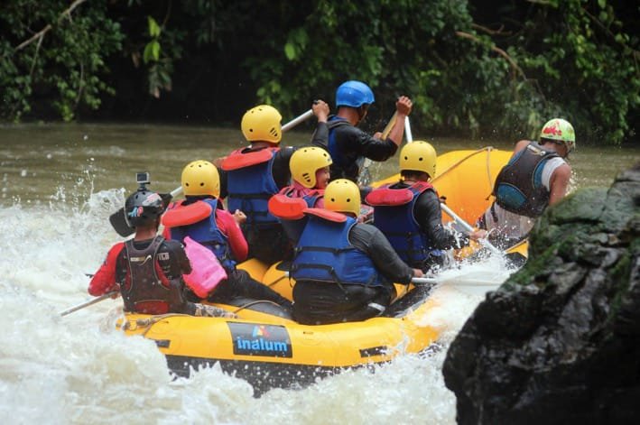 Tim pecinta arung jeram lagi menyalurkan hobynya mengarungi derasnya arus Sungai Asahan yang masih asri. (Foto/Istimewah).