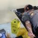 Kapolres Aceh Singkil AKBP Iin Maryudi Helman saat diambil darahnya oleh tim Kesehatan.(Foto/Istimewa).