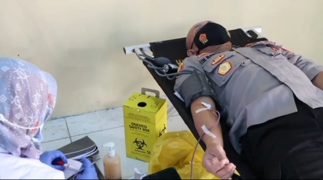 Kapolres Aceh Singkil AKBP Iin Maryudi Helman saat diambil darahnya oleh tim Kesehatan.(Foto/Istimewa).