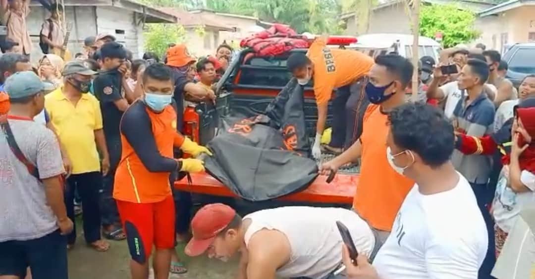 Tim Basarnas Tanjungbalai saat mengevakuasi jenazah korban hanyut warga Desa Tanjung Muda. (Foto/Sholeh Pelka).