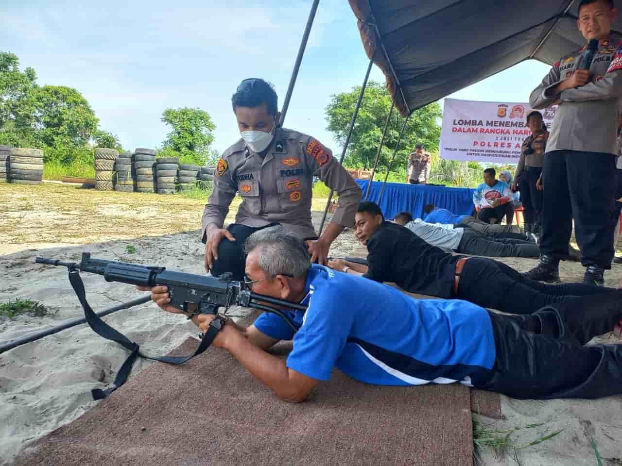 Sebanyak 12 wartawan diantara Kedannews.com lkut eksibisi menembak memeriahkan HUT Bhayangkar Ke 76 di Polres Aceh Singkil. (Foto/Istimewa).