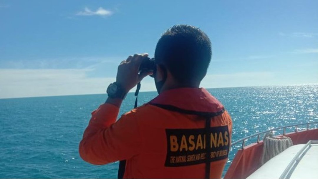 Tim Basarnas lagi memantau situasi di laut. (Foto/Istimewa).