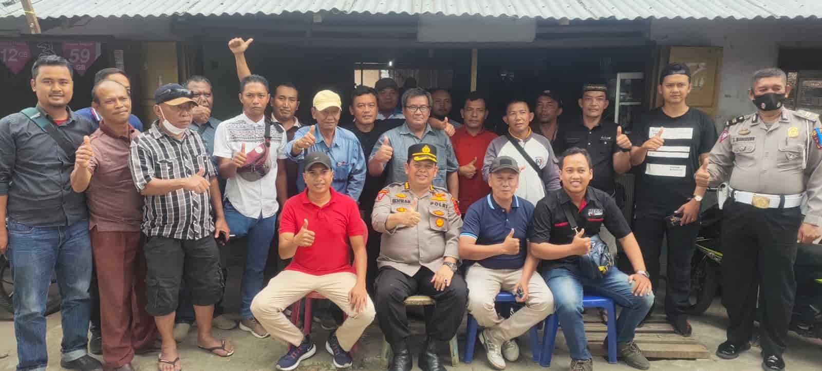 Kombes Pol Ikhwan Lubis, Kabag Dal Ops Poldasu, poto bersama dengan Wappress. (Foto/Humas).