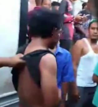 Pelaku pencurian hp Iz, saat digiring warga ke Polsek Labuhan Ruku. (Foto/Istimewa).