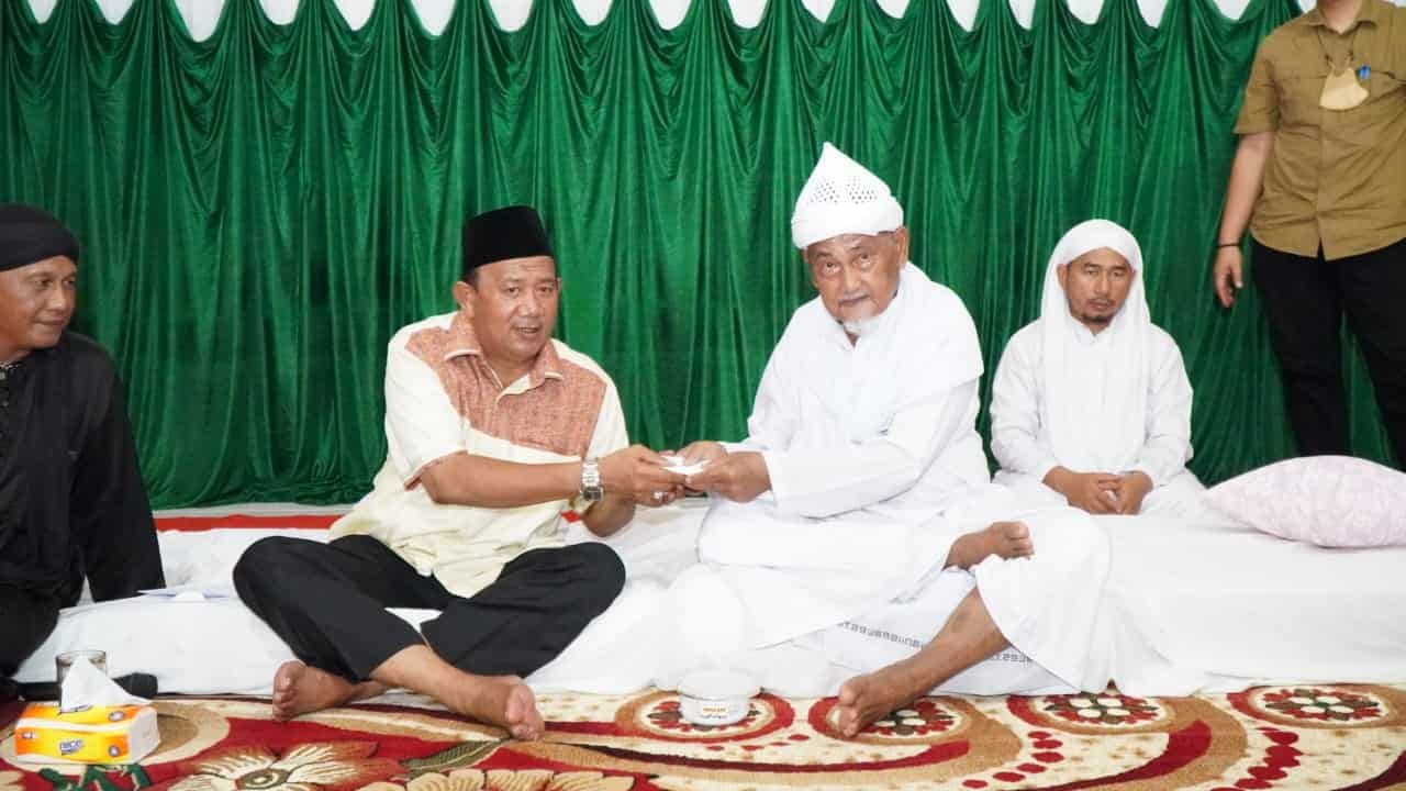 Plt Bupati Langkat Syah Afandin saat bersadaqah. (Foto/Humas).
