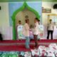 PC Pemuda Muhammadiyah Air Putih, saat memberikan bantuan sembako di Masjid Taqwa Desa Aras. (Foto/Istimewa).