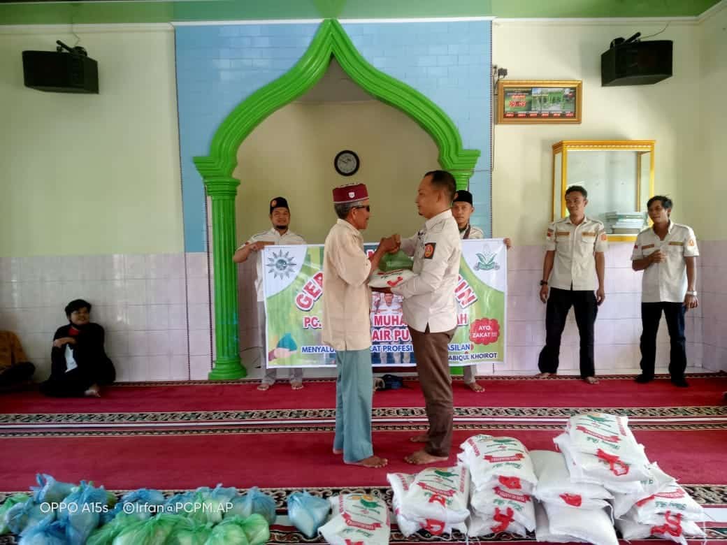 PC Pemuda Muhammadiyah Air Putih, saat memberikan bantuan sembako di Masjid Taqwa Desa Aras. (Foto/Istimewa).