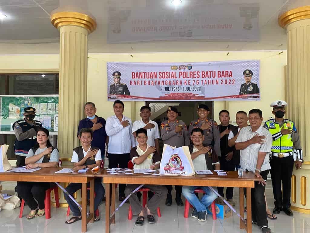 Kasat Reskrim Polres Batu Bara, AKP Jhon Tarigan bersama, AKP DP Sinaga, AKP Sastrawan Tarigan, AKP Sandi, Aiptu Joko dan pengurus Vihara Budha Siri di Desa Tanah Merah, Air Putih. (Foto/Sholeh Pelka).