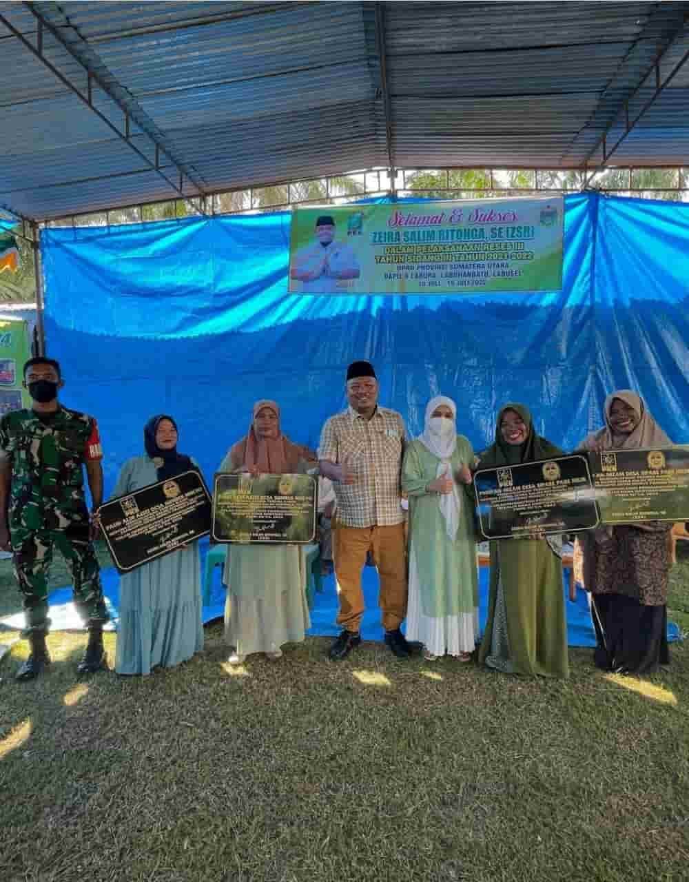 Anggota DPRD Sumut Zeira Salim Ritonga bersama yayasan sekolah penerima bantuan ruang kelas baru sebagai jawaban aspirasi masyarakat. (Foto: Istimewah).