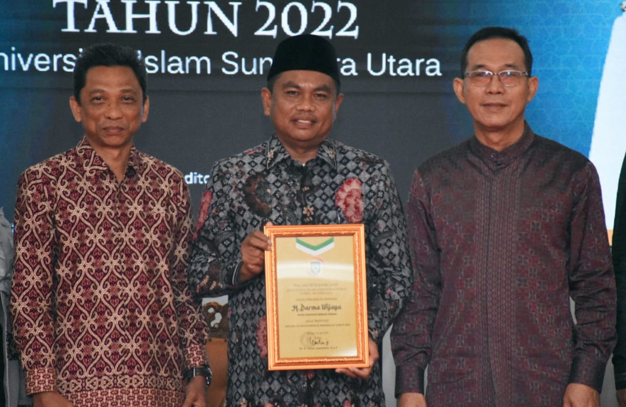 Bupati Sergai Raih Penghargaan dari UISU Saat Beri Kuliah Umum