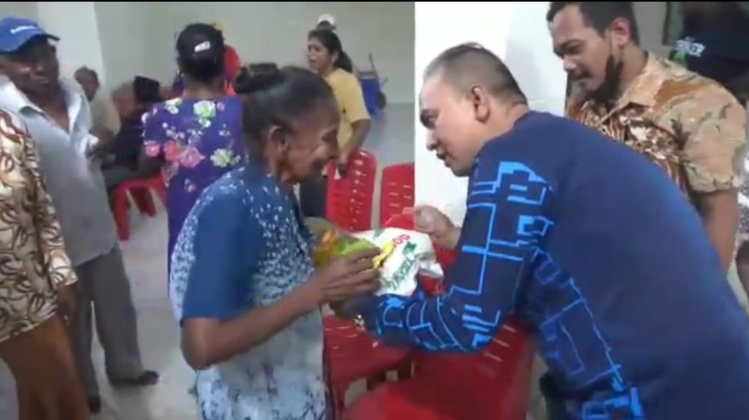 Burhanuddin saat memberikan sembako.