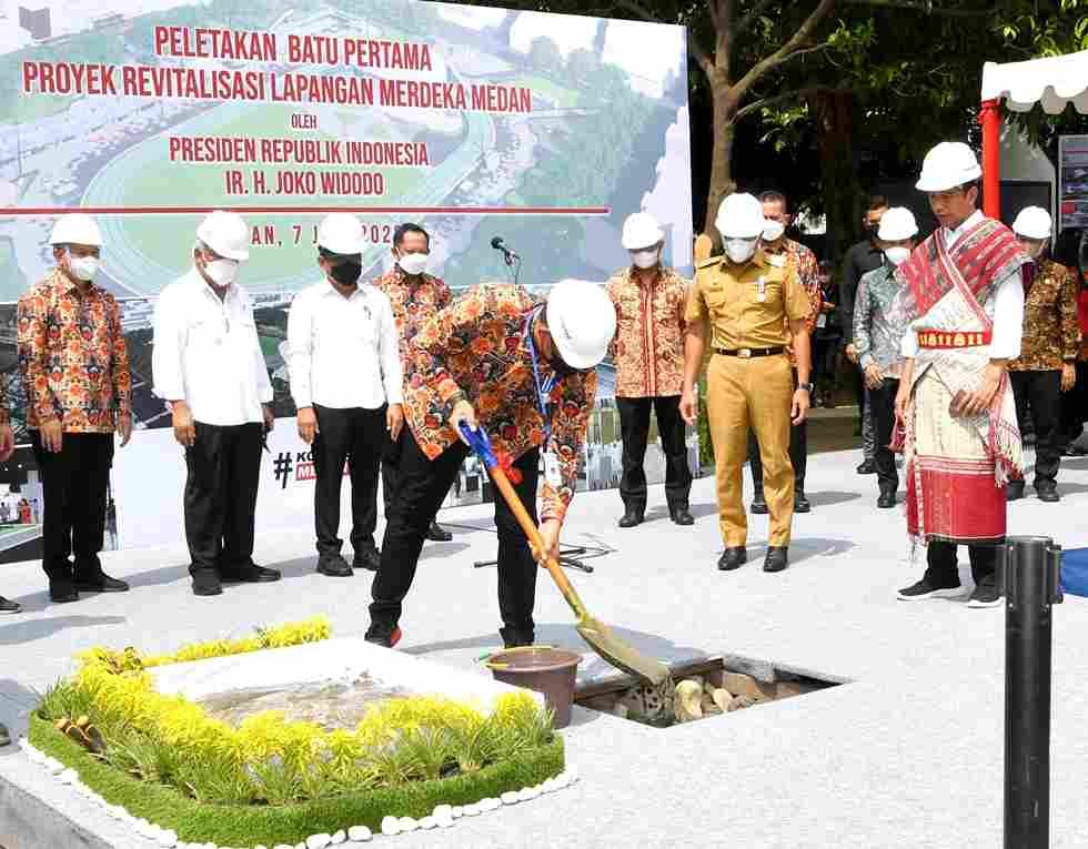 Disaksikan Edy dan Bobby, Presiden Jokowi Letakkan Batu Pertama Revitalisasi Lapangan Merdeka