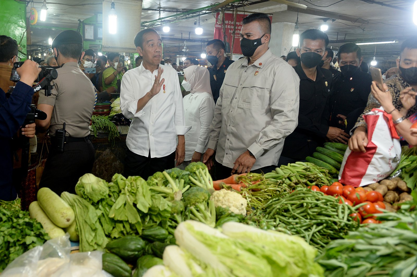 Edy Rahmayadi Dampingi Jokowi ke Pasar Petisah Medan, Bagikan BMK dan BLT