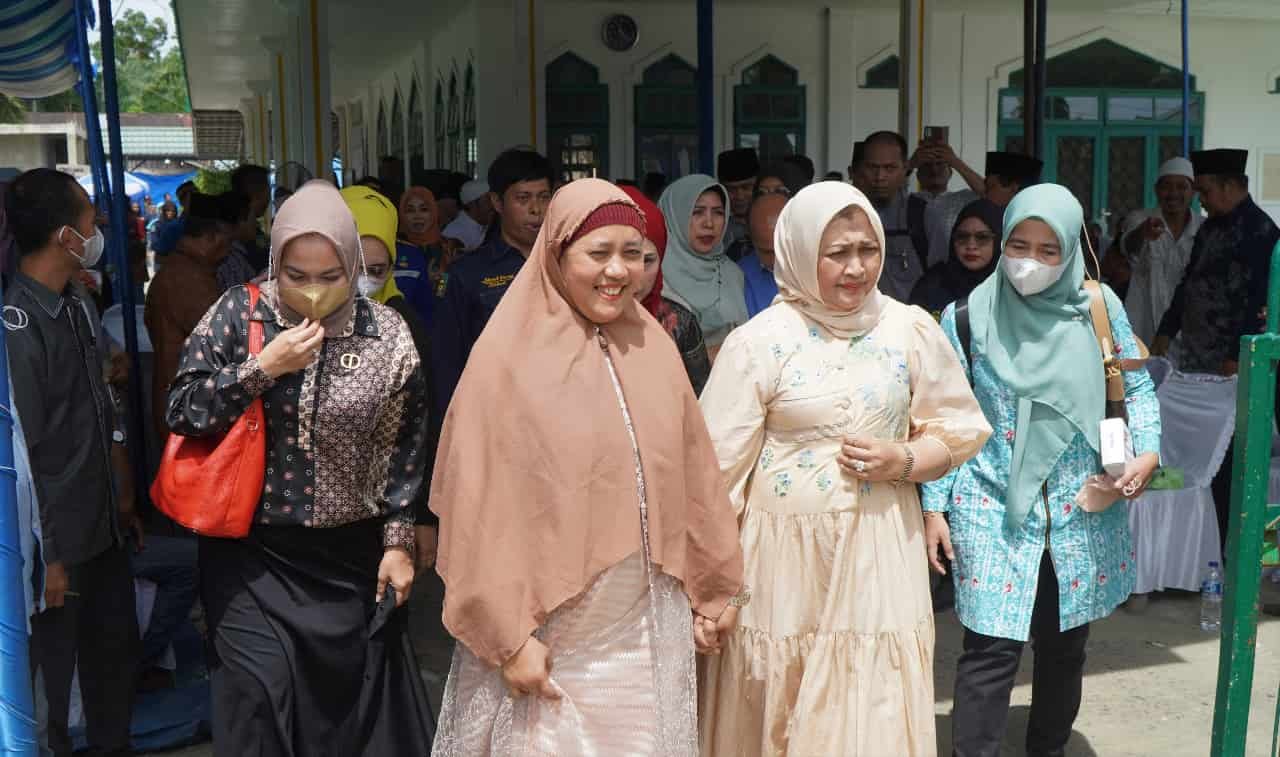 Ibu Plt. Ketua TP PKK Langkat Hj Endang Syah Afandin saat Hadiri Baksos Khitanan Masal Karang Taruna. (Foto: Humas).