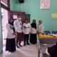 Kadisdik Batu Bara, Ilyas Sitorus, saat meninjau pelaksanaan UKG di SMPN 1 Labuhan Ruku.