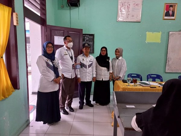 Kadisdik Batu Bara, Ilyas Sitorus, saat meninjau pelaksanaan UKG di SMPN 1 Labuhan Ruku.