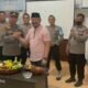 Kapolsek Lima Puluh, AKP Rusdi bersama Camat Lima Puluh, Adri Aulia, usai memotong nasi tumpeng, syukuran HUT Bhayangkara ke 76