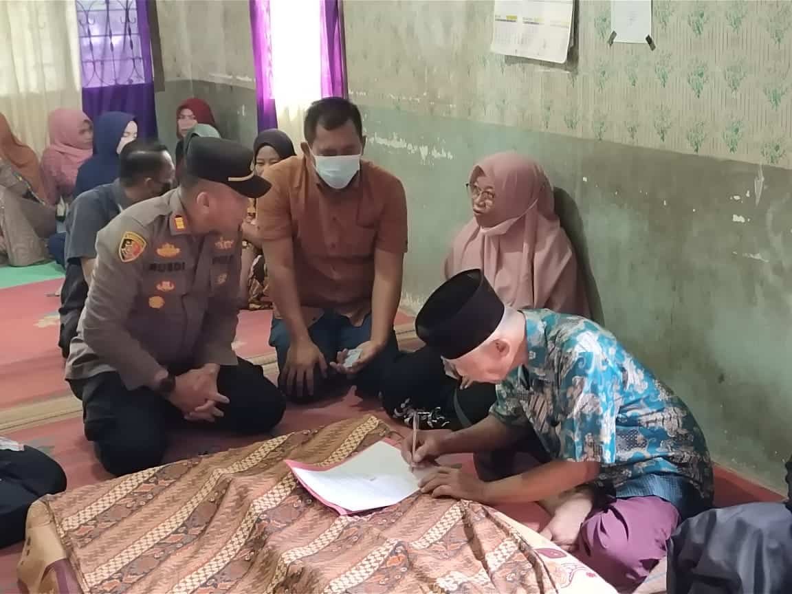 Kapolsek Lima Puluh, AKP Rusdi, saat ke rumah duka menyaksikan suami korban menandatangani surat pernyataan tidak mau dilakukan otopsi.