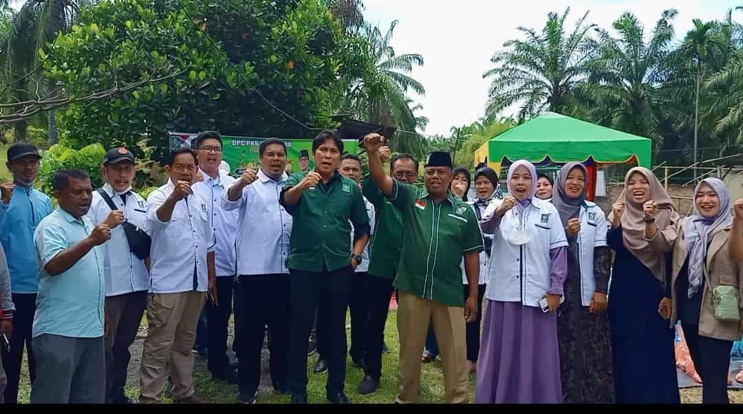 Ketua DPC PKB Batu Bara, Mustafa Kamal Ratta, dan Sekretaris, HT Manurung bersama para kader dan Pendamping Desa saat pelaksanaan Qurban di Sekretariat DPC PKB Batu Bara. (Foto: Sholeh Pelka).