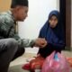 Ketua PC Pemuda Muhammadiyah Kecamatan Air Putih, saat memberi bantuan penali kasih kepada Teh Arjun, penderita tumor, di Desa Aras, Air Putih.
