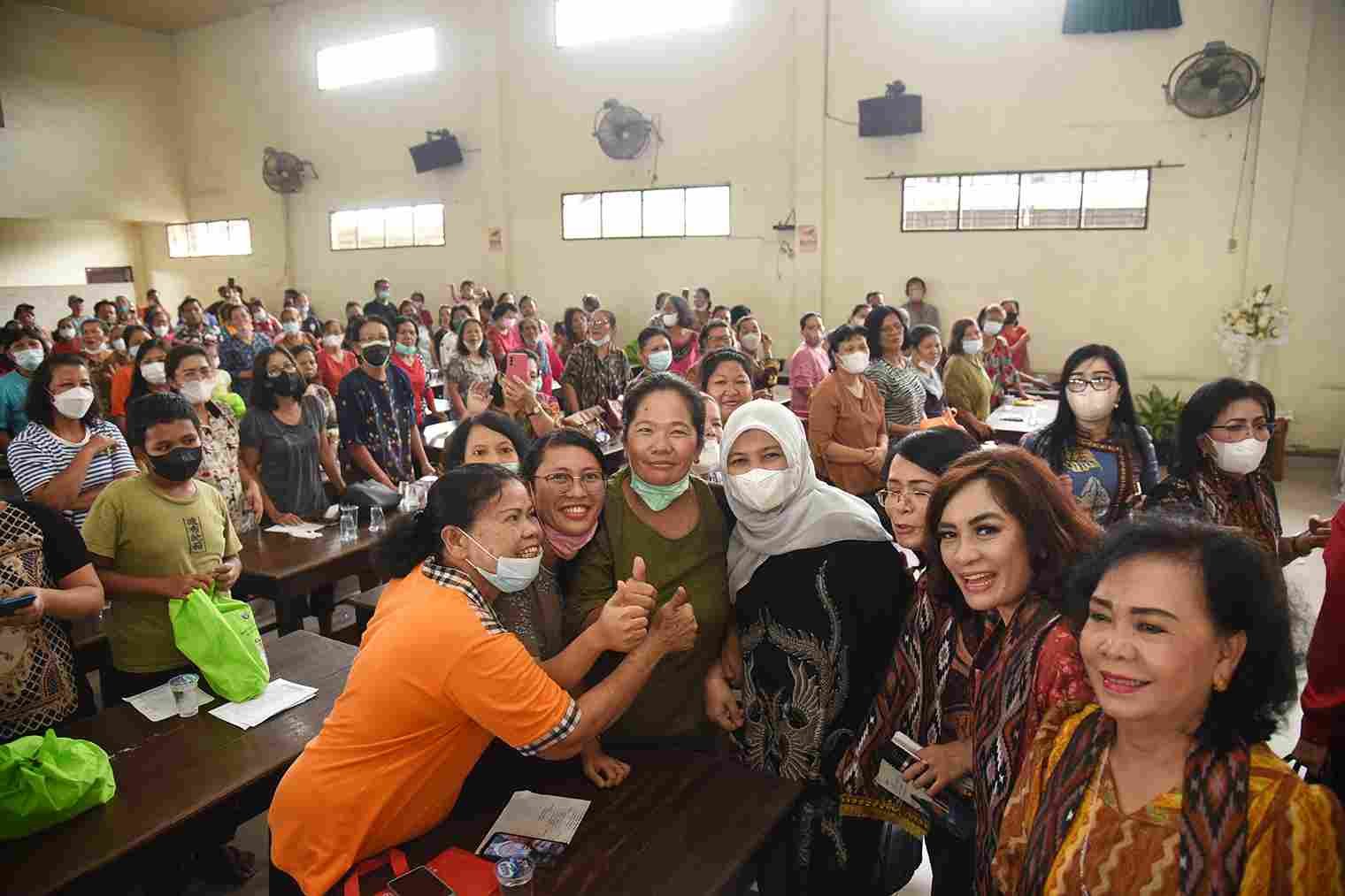 Nawal Hadiri Bakti Sosial di Kawasan Pinggir Rel Mandala