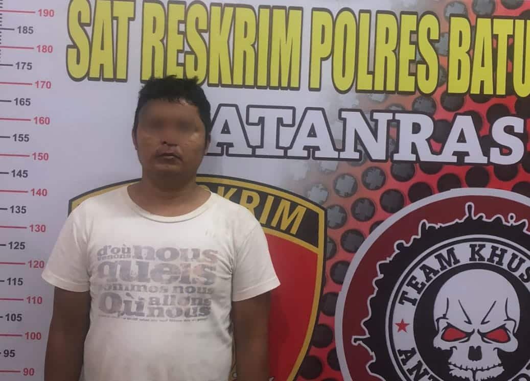 Pelaku perampokan, RH, warga Lingkungan VII Sebrang, Desa Perdagangan 1, Kecamatan Bandar, Simalungun, saat berada di Satreskrim Polres Batu Bara. (Foto: humas).