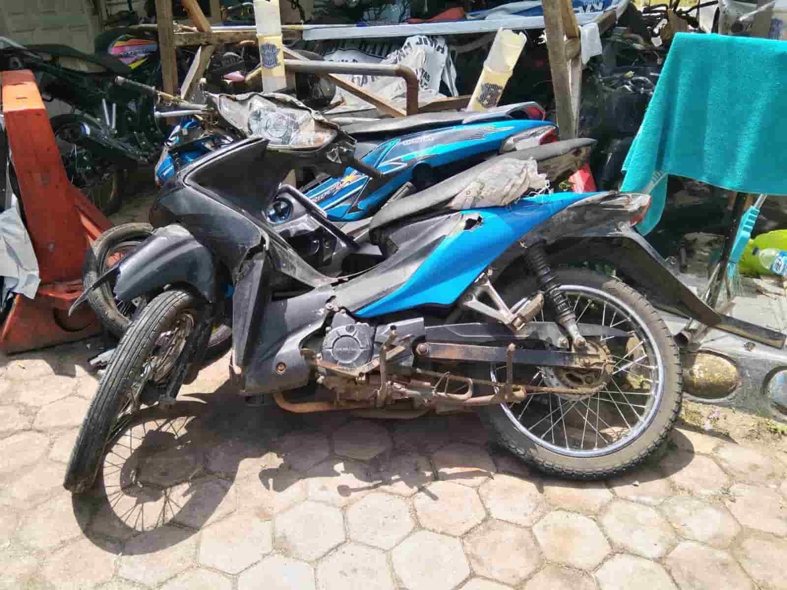 Sepeda motor milik korban dalam kondisi ringsek berat usai ditabrak colt diesel.
