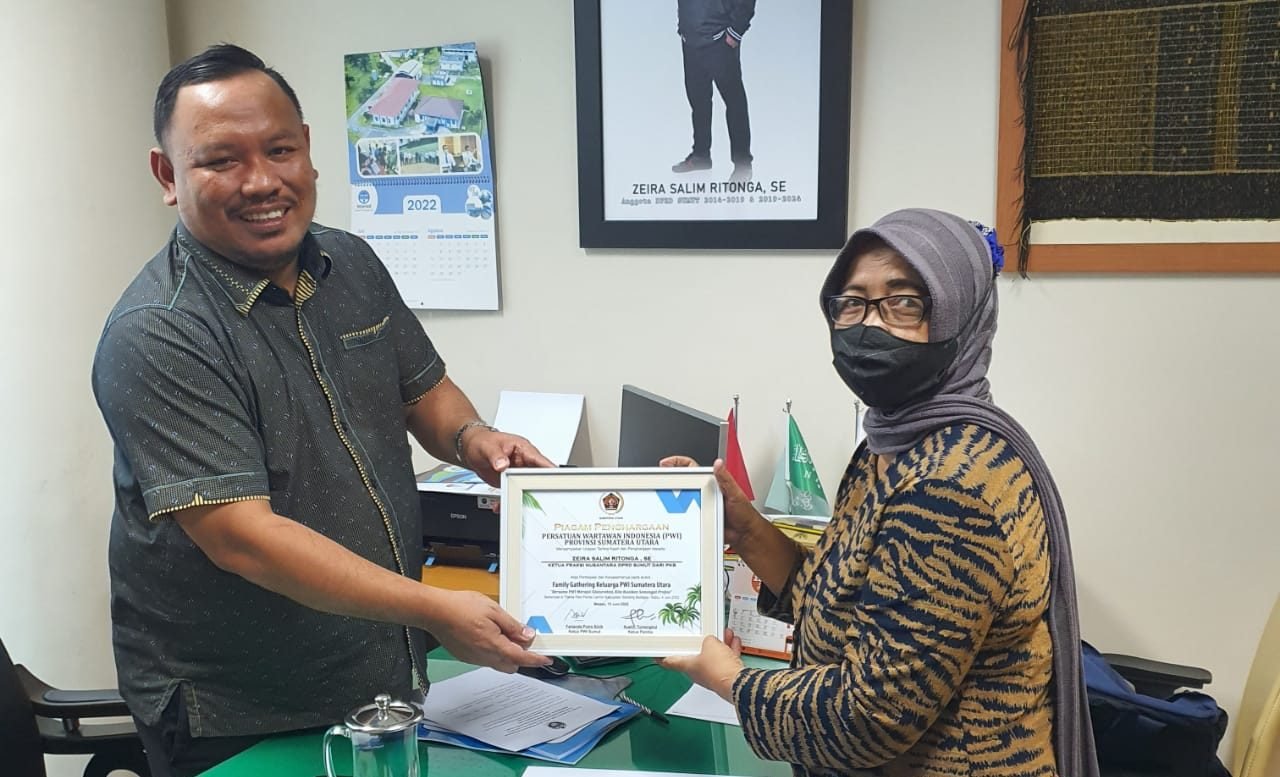 Zeira Ritonga Terima Piagam Penghargaan PWI Sumut Pemprovsu Pemko Harus Support HPN 2023