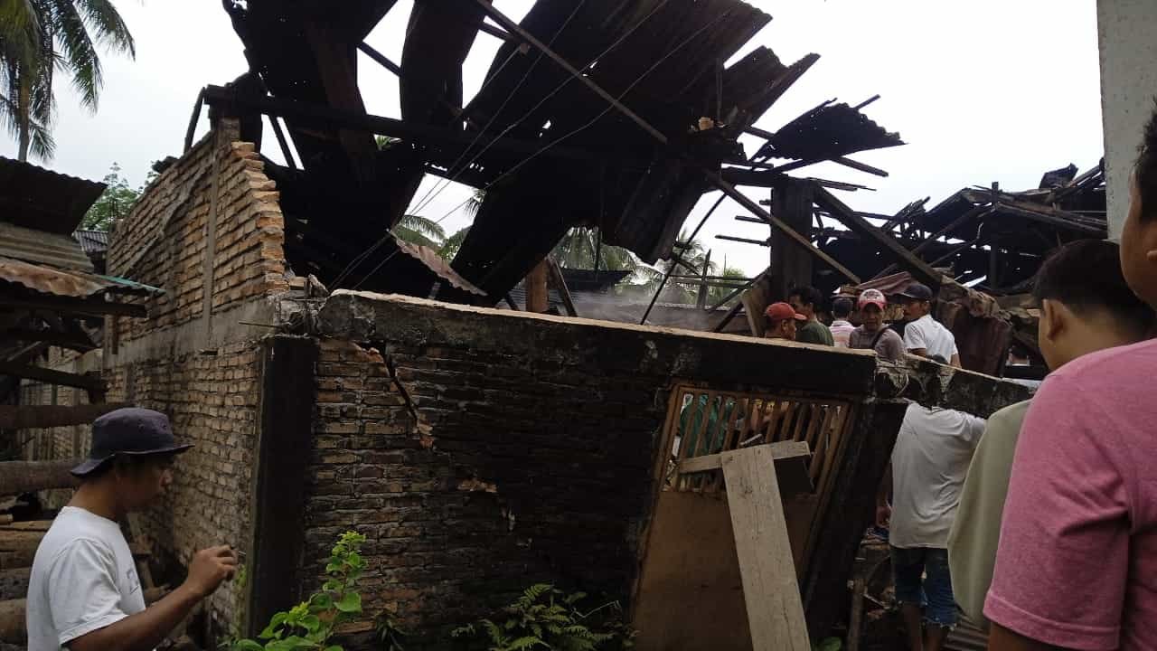 Atap seng pabrik tahu terlihat hancur usai terjadi ledakan keras, di Desa Bunut Seberang, Kecamatan Pulo Bandring, Asahan. (Foto: Tim).