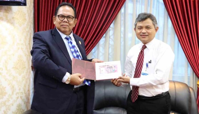 BI Berikan Album Uang Cetakan Baru Tahun Emisi 2022 ke Ketua DPRD Sumut 