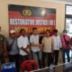 Bari dan Giffari, sepakat berdamai dan saling bersalaman diselesaikan dengan Restorative Justice di Mapolsek Labuhan Ruku. (Poto : humas)