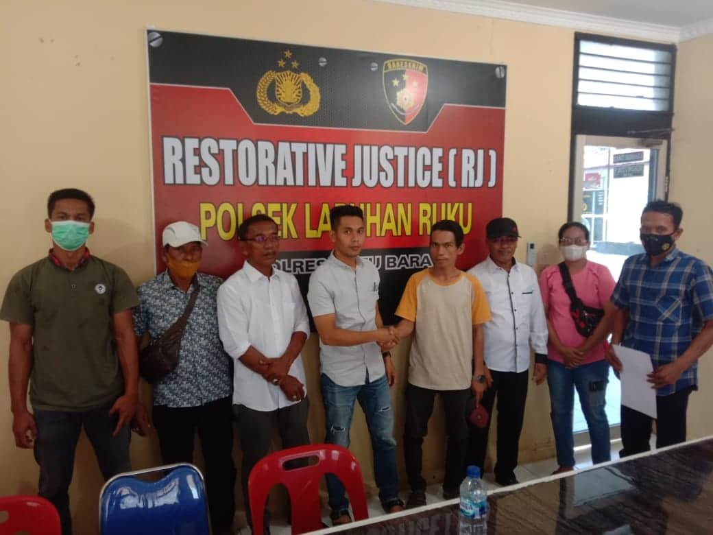 Bari dan Giffari, sepakat berdamai dan saling bersalaman diselesaikan dengan Restorative Justice di Mapolsek Labuhan Ruku. (Poto : humas)