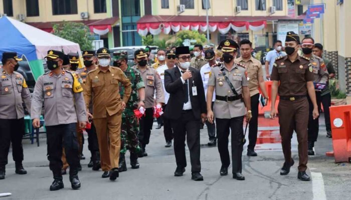 Gebyar HUT ke-77 RI, Kapolres Batu Bara bersama Wabup Bagikan Bendera Merah Putih
